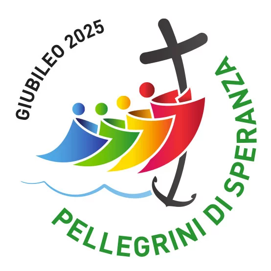 Logo Giubileo 2025 Il logo del Giubileo 2025 mostra quattro figure umane stilizzate provenienti dai quattro angoli del mondo, unite in un abbraccio di solidarietà e fratellanza. La figura in prima linea è legata alla croce, simbolo di fede e speranza, essenziale nei momenti di difficoltà. Le onde sotto rappresentano le sfide della vita, mentre la croce si estende in un’ancora, metafora di speranza nei momenti turbolenti. Il dinamismo del logo enfatizza un cammino comunitario verso la croce, simbolo di speranza e guida.