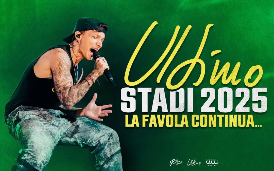 Ultimo canta sul palco, immagine promozionale del tour 'Stadi 2025 - La favola continua' con sfondo verde e scritta in giallo e bianco.