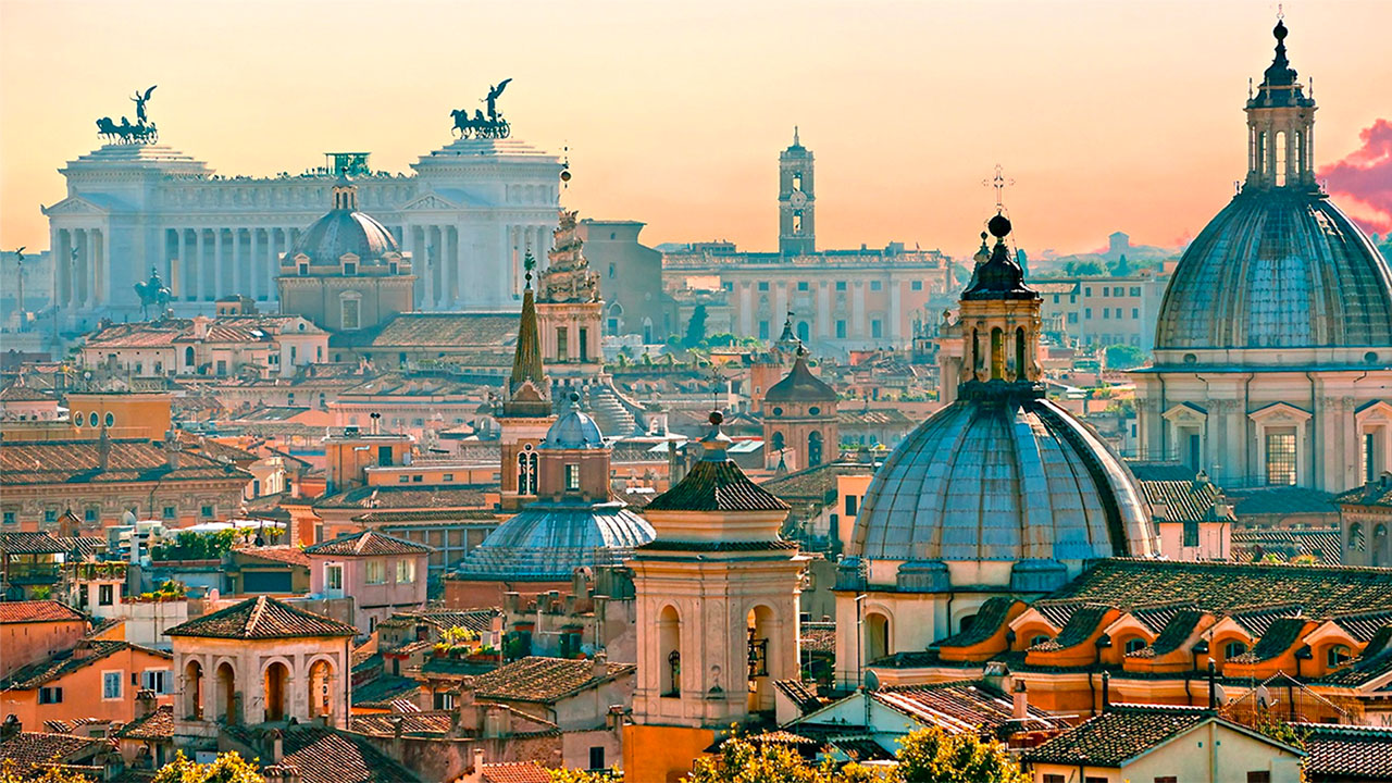 Vista Panoramica dalla Terrazza del Gianicolo a Roma: Altare della Patria e i famosi tetti Romani ben in vista.