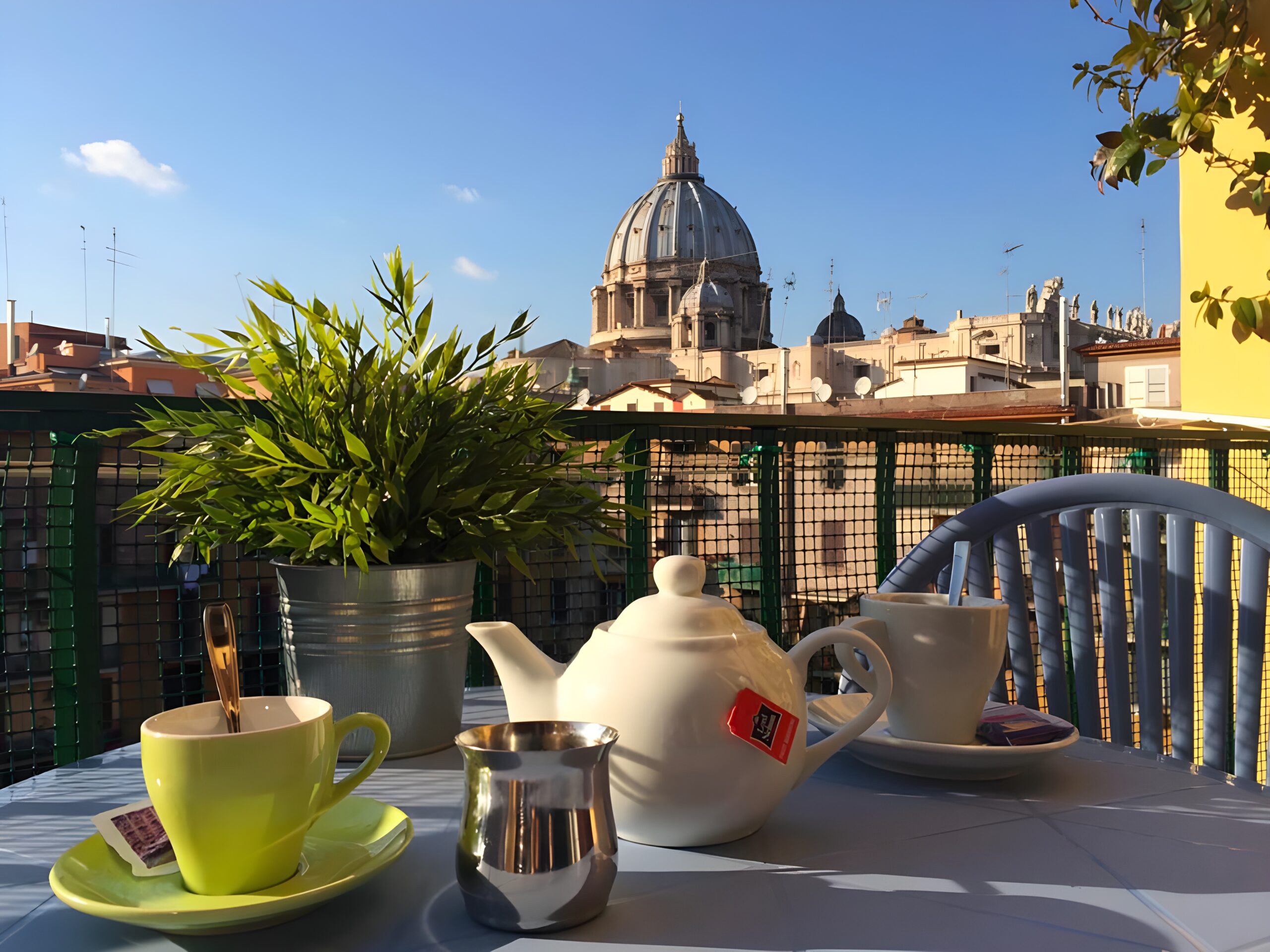 Vista mozzafiato della Cupola di San Pietro dal balcone della nostra camera "Panorama", nel nostro B&B a Roma Vaticano.